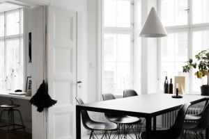 timeless-black-and-white-apartment-with-its-own-personality-3-554x370