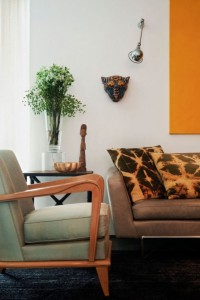 lively-brazilian-apartment-with-humorous-artwork-and-vintage-pieces-9-554x832