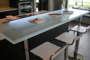 The-Ultimate-Luxury-Touch-For-Your-Kitchen-Decor-Glass-Countertops-homesthetics-12