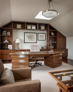 Traditional-home-office-with-warm-wooden-surfaces