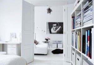 Comfortable-white-Scandinavian-living-room-black-white