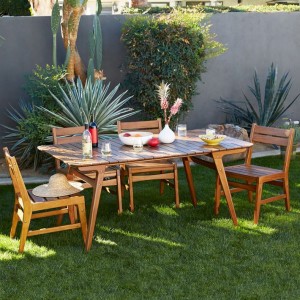 Outdoor-dining-area-surrounded-by-plants
