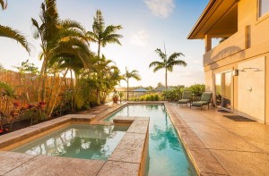 Pool-deck-gives-the-backyard-a-warm-cozy-glow