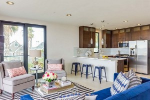 Relaxed-beach-style-living-room-with-pops-of-bright-hues