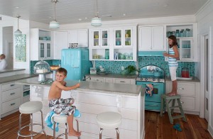 Shades-of-blue-give-the-kitchen-a-relaxing-ambiance