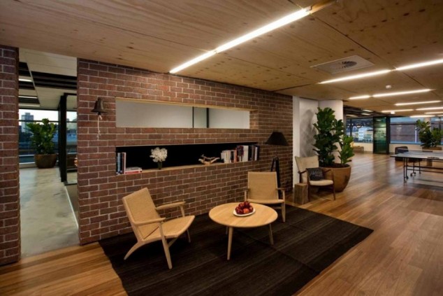 captivating-lounge-room-design-ideas-in-neutral-color-scheme-overlooking-with-red-brick-wall-partition-on-black-area-flooring-base-and-oak-arm-chairs-915x610-634x423