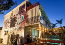 Модерна резиденция построена от 31 контейнера в Австралия