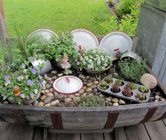 Уникални начини за повторно използване на кухненски принадлежност Тенджери в градината