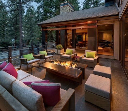 Уютни идеи за дома- маса с вградено огнище