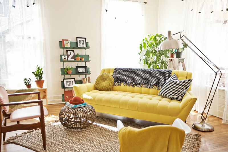 жълт диван